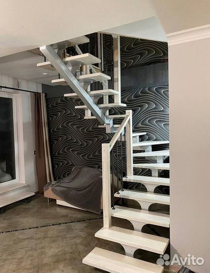 Лестница с площадкой на второй этаж