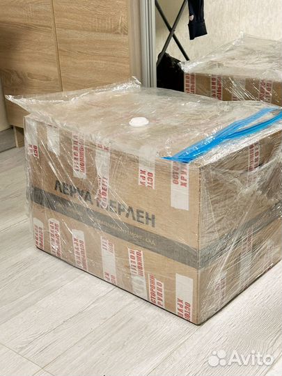 Отдам две больших коробки вещей