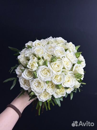 Букет невесты из белых кустовых роз