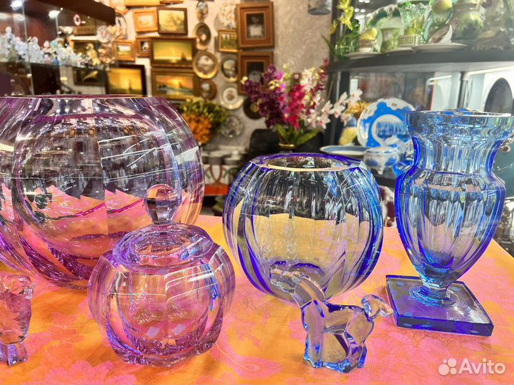Хрустальные голубые и лиловые вазы-шары