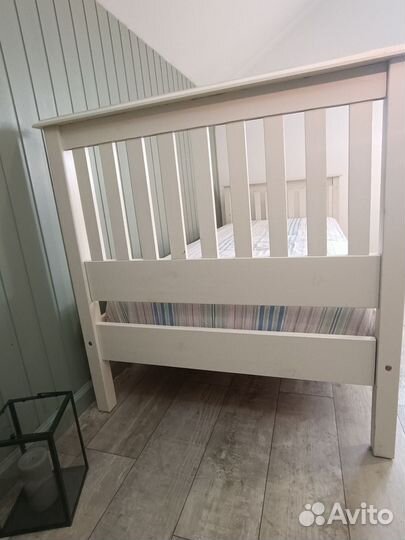 Деревянная кровать из массива