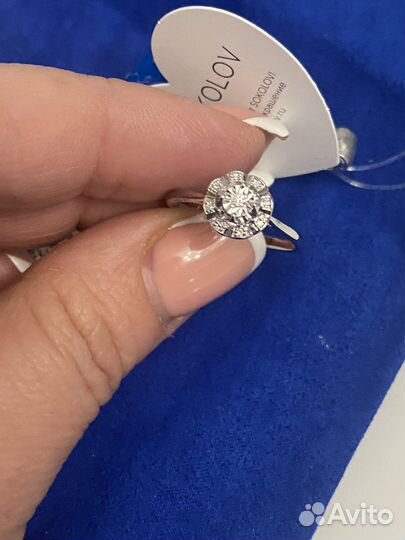 Золотое кольцо с бриллиантом