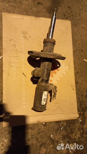 Передняя правая стойка на Тойота королла 150 кузов