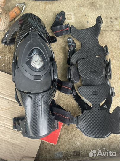 Защита коленей брейсы carbon alpinestars