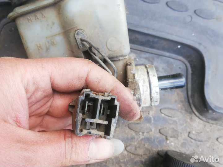 Главный тормозной цилиндр Мазда 626 GE