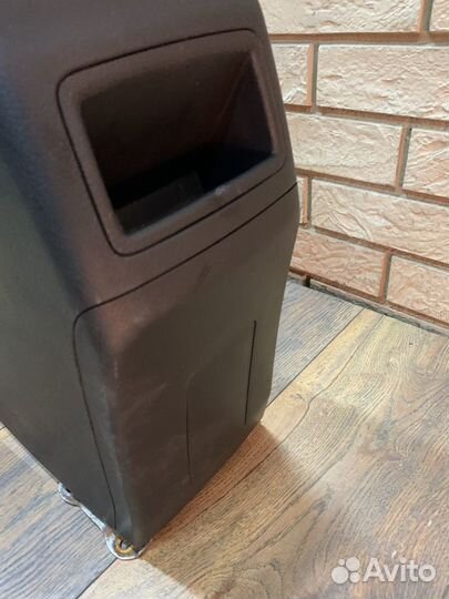 Toyota Corolla E18 Консоль с подлокотником