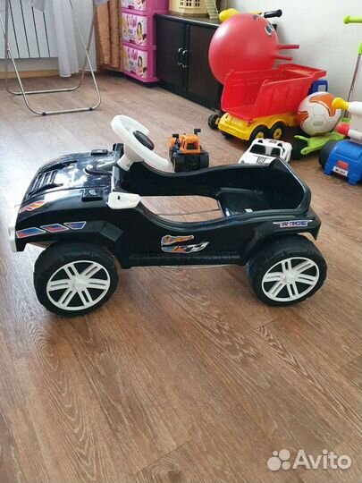 Детская педальная машина