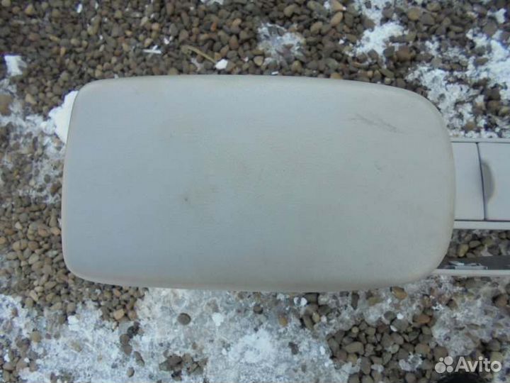 Бардачок между сиденьями Toyota Corolla Axio