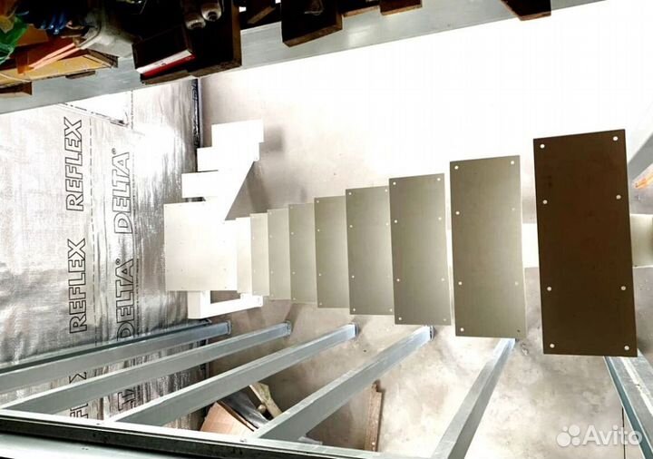 Лестница прямая на металлокаркасе