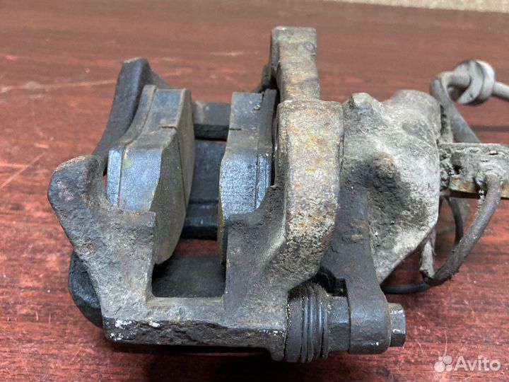 Передний левый суппорт ауди 100 с3