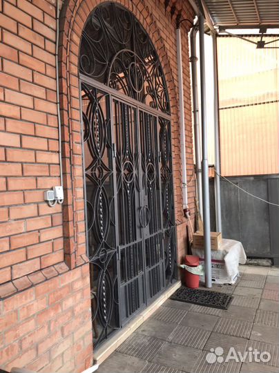 Дверь входная металлическая со стеклом