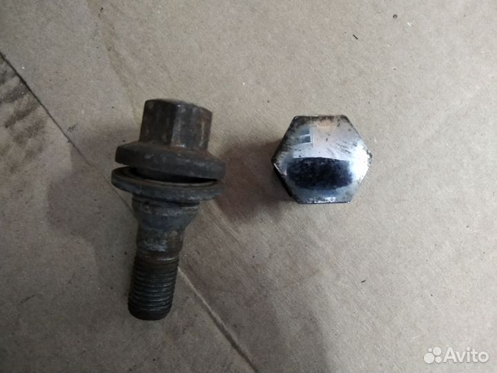 Колёсный болт + колпачок