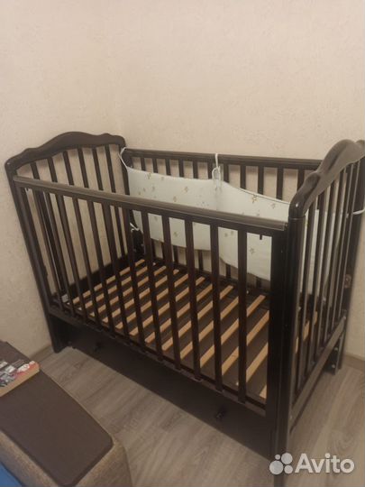 Детская кроватка с маятником и ящиком