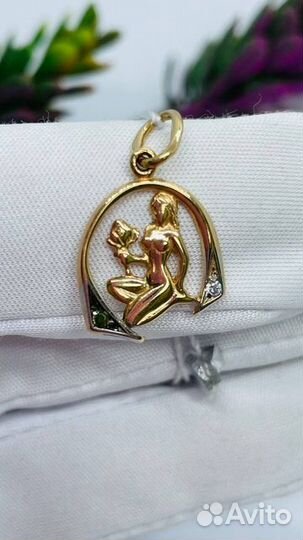 Золотая подвеска с камнем