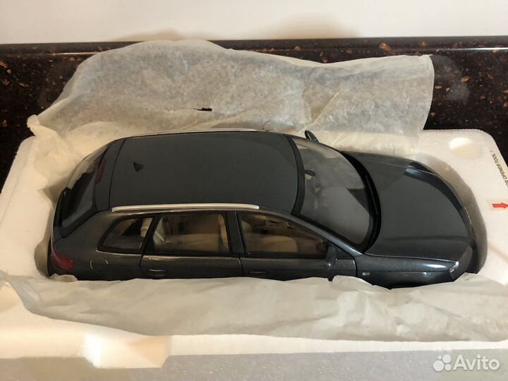 Модель в масштабе 1:18 kyosho