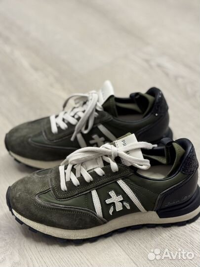 Кроссовки женские