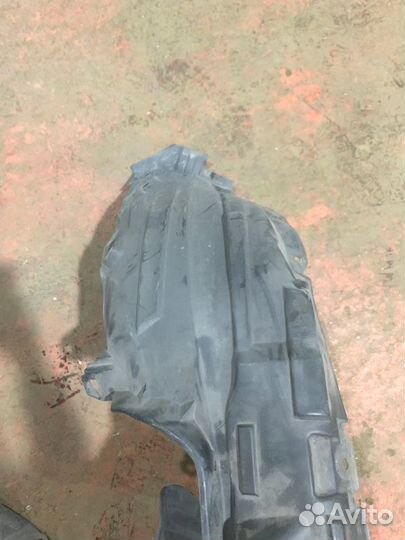 Подкрылок передний левый Mazda 3 BK 2006-2009