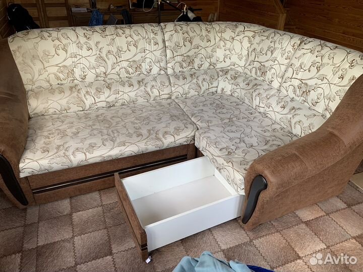 Угловой диван в хорошем состоянии