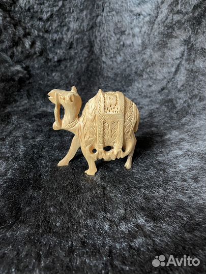 Деревянная фигурка верблюда