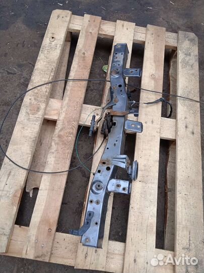 Верхняя планка Toyota auris e 150