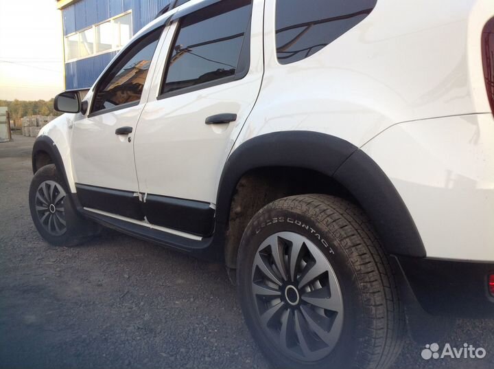 Молдинги на двери Renault Duster