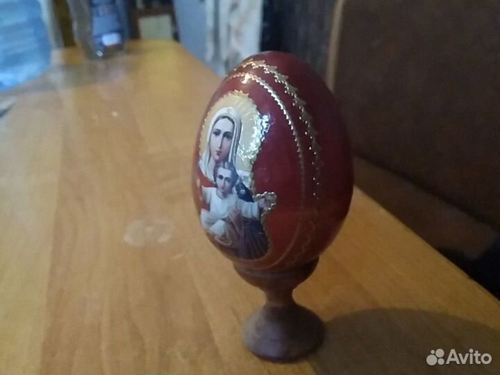 Яйцо деревянное с иконой на подставке
