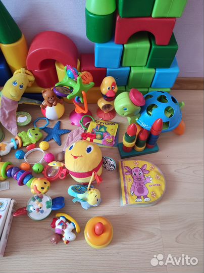 Развивающие игрушки для малышей пакетом