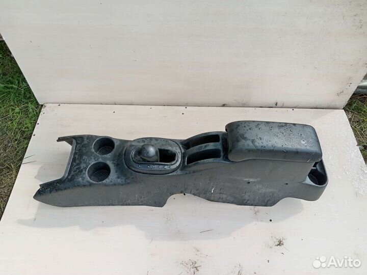 Подлокотник на додж стратус 2003г