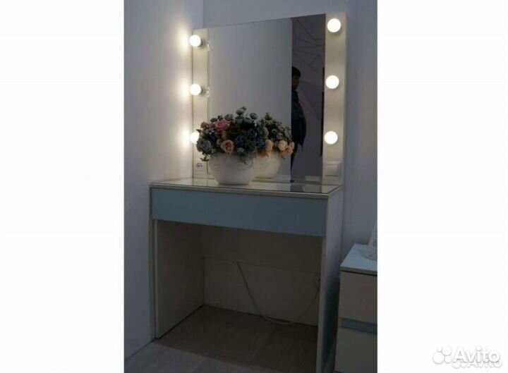 Туалетный столик с зеркалом и подсветкой