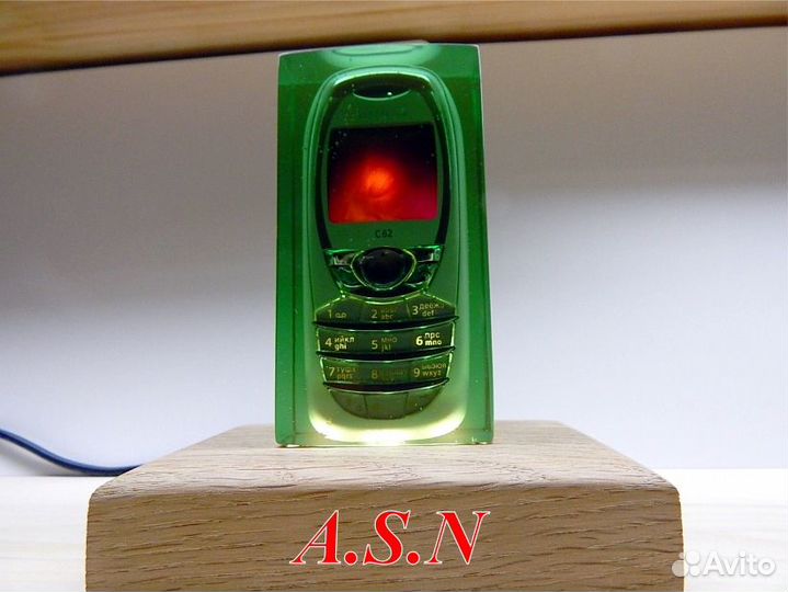 Светильник из смолы и сотового телефона