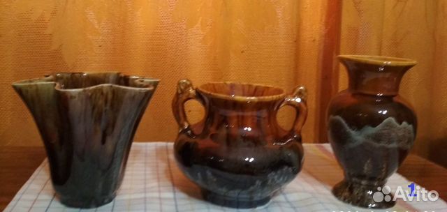 Советский цветной хрусталь. Слева от вазы. Вазы из гранита. Слева справа задания для дошкольников. Стоит три вазы белая, синяя, оранжевая.