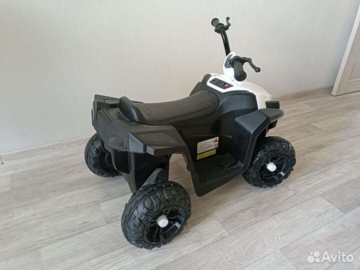 Машинка-каталка с педалью