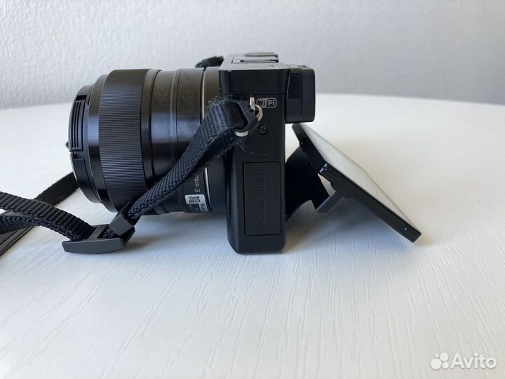 Фотоаппарат Sony a6000 с двумя объективами