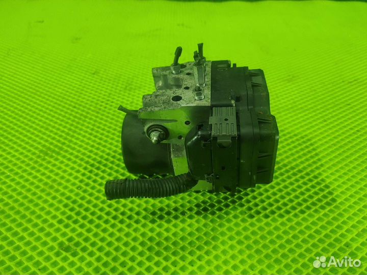 Блок ABS (насос) Toyota Camry