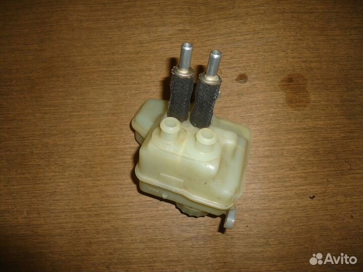 Бачок тормозной жидкости Volkswagen Passat B4