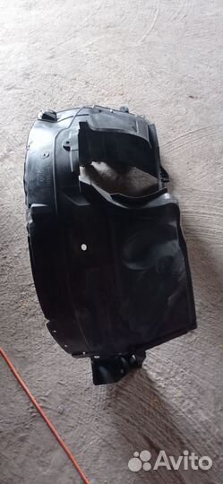 Nissan tiida подкрылок левый передний
