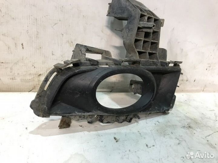 Рамка противотуманной фары передняя левая Mazda 3