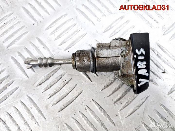 Вставка замка двери передней правой Toyota Yaris