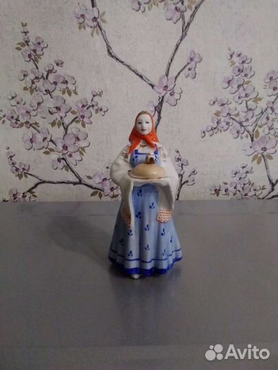Фарфоровая статуэтка 