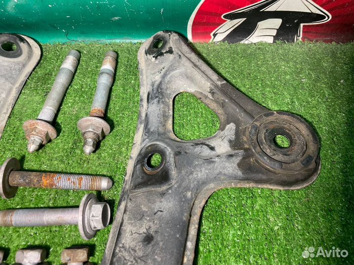 Комплект крепления балки передний Toyota Avensis