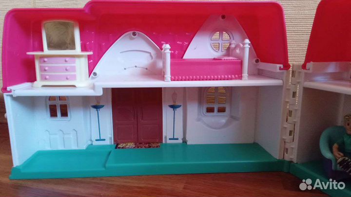 Домик кукольный с гаражом, мебелью и жильцами