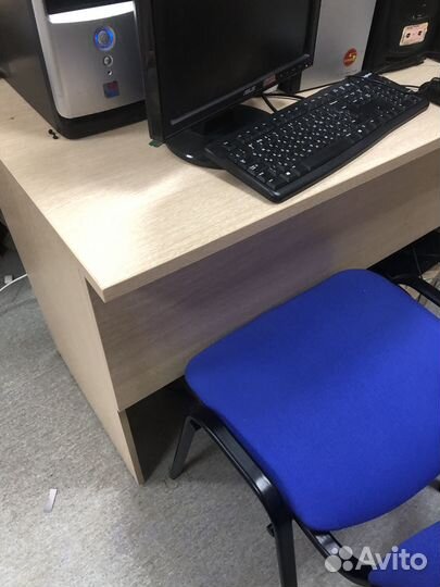 Стол офисный почти новый с выкатной тумбой