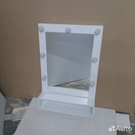 Гримерное зеркало с лампочками