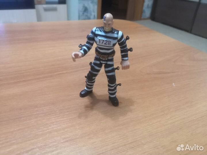 Фигурка заключённый полицейский