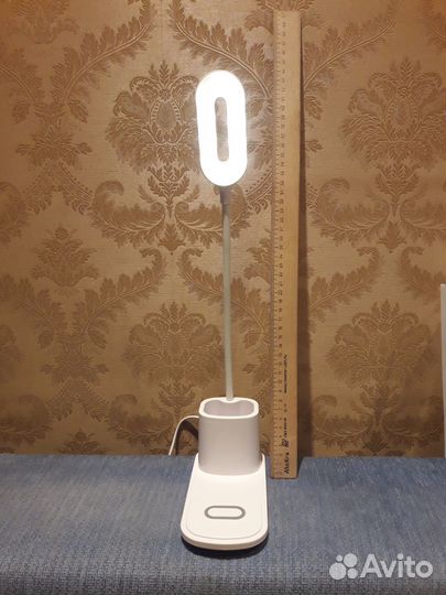 Настольная лампа с беспроводной зарядкой