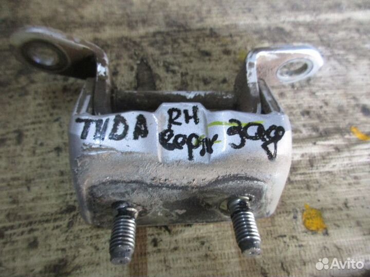 Петля двери задней правой верхняя Nissan Tiida (C1