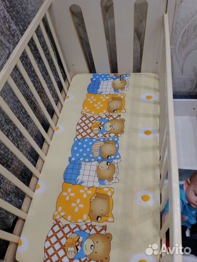 Детская кроватка с маятником