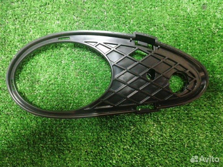 Решетка заглушка бампера передняя правая Mercedes