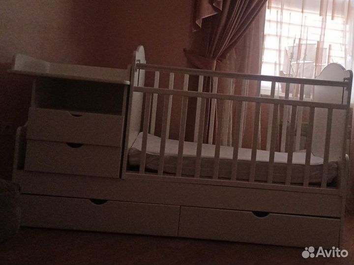 Детская кроватка с маятником и ящиком до 7 лет