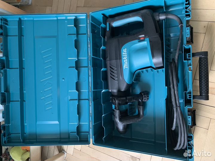 Отбойный молоток makita HM1203C новый